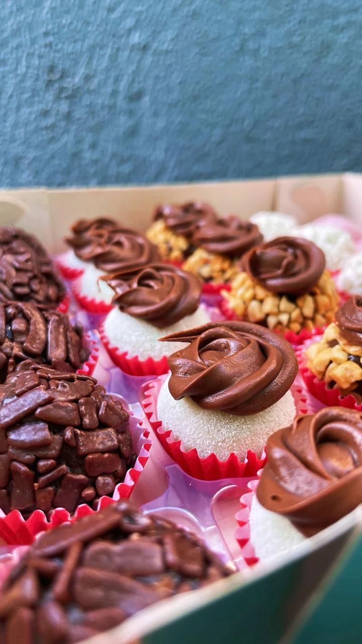 Meio cento de docinhos com brigadeiro Tradicional, brigadeiro de ninho com nutella e charge com nutella